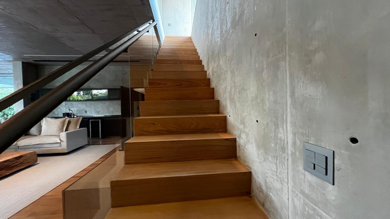 Escada interna em madeira e concreto