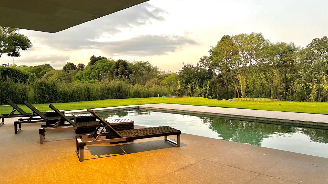 Piscina voltada para o jardim