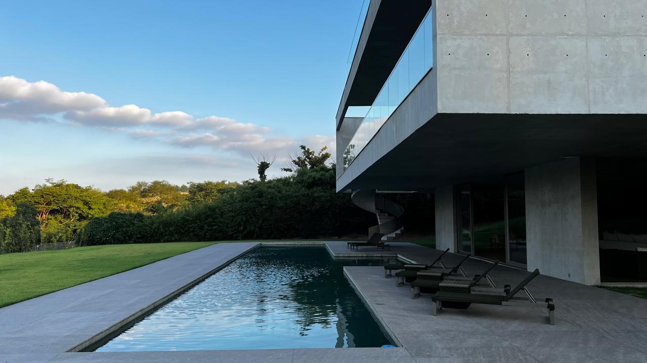 Piscina e área de descanso