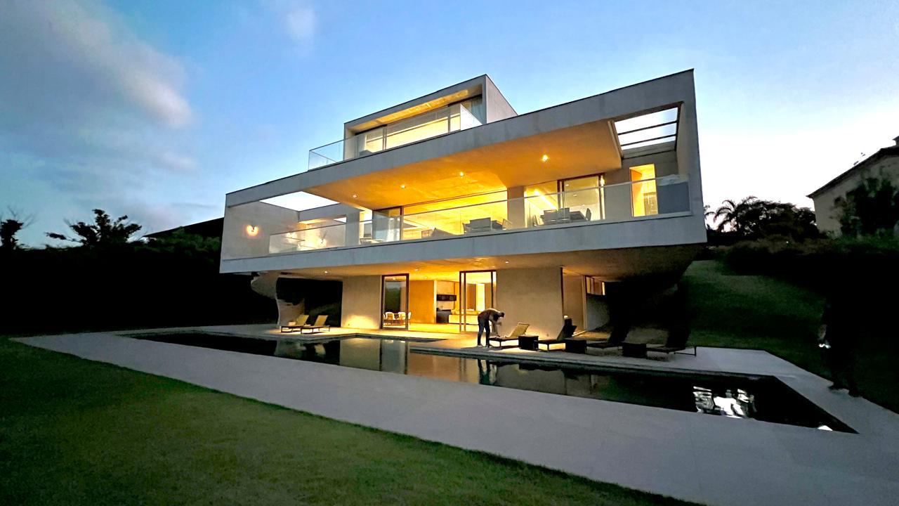 Fachada iluminada à noite
